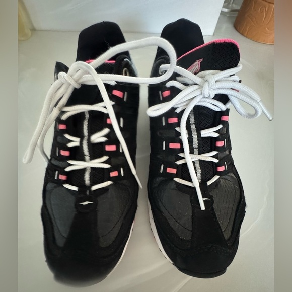 Avia Shoes - Avis Black and Pink Women's Athletic Shoes US 7.5